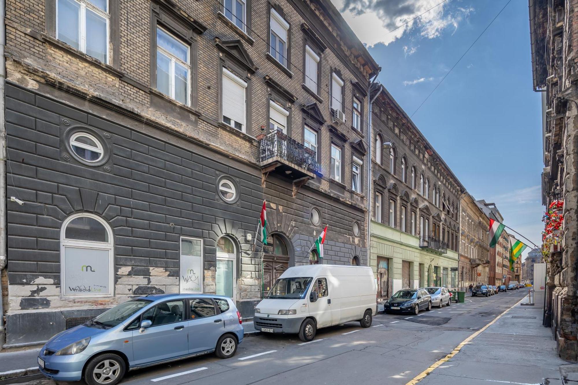 Chic Urban Retreat Bacso Appartement *